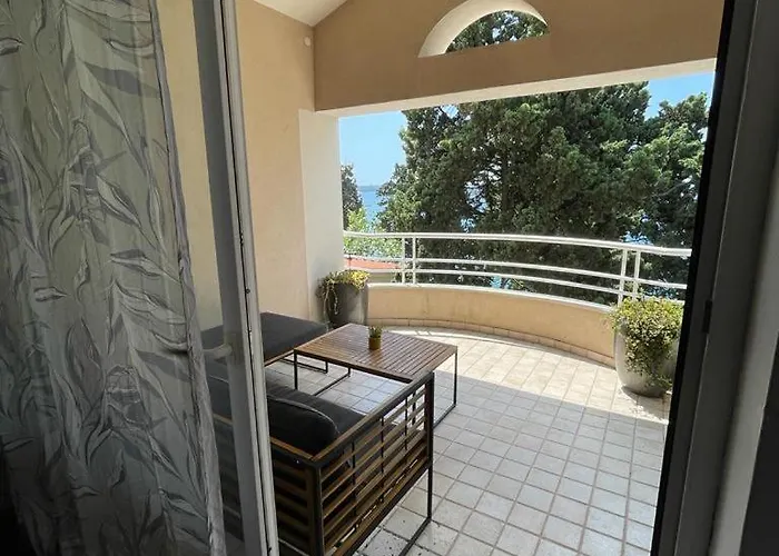 Belview - Beachfront Апартаменты *